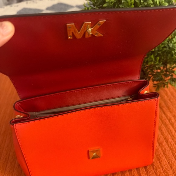 Michael Kors crossbody bag 🤎✨ - Picture 6 of 16